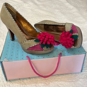 Poetic License Pop Star Sandstone Floral Designed Open Toe Pumps